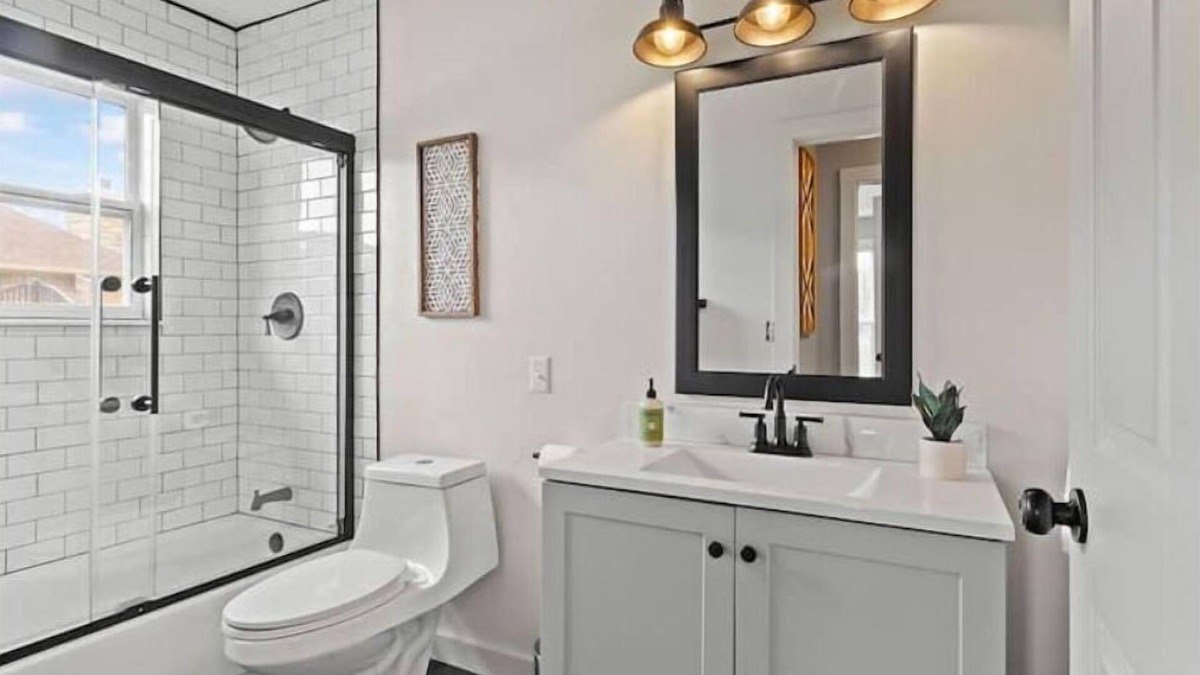 Rogers House | 4BR/3BA Rogers Home -3 mi to AMP