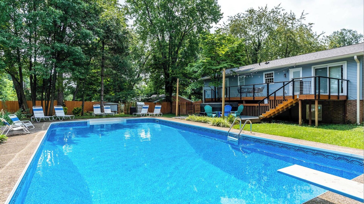 Lexington House | 4BR 3bath 9 beds! Pool, hot tub, movie room, basketball court, oasis in LEX