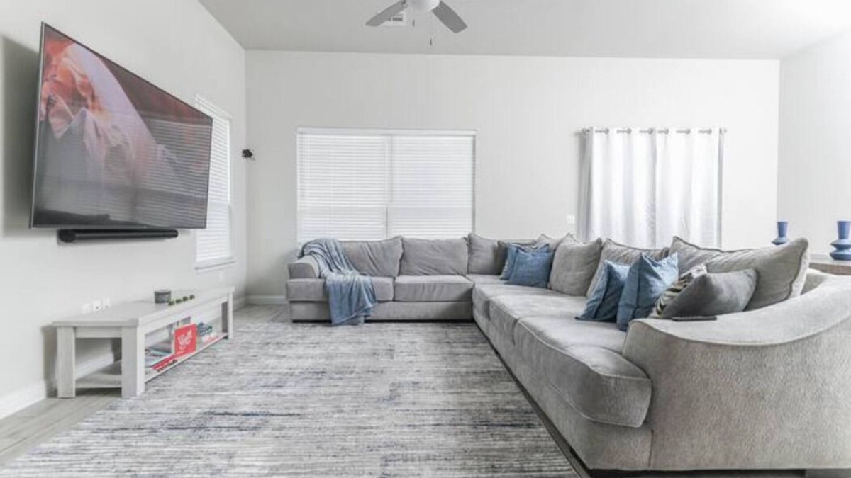 Austin House | 4BR/3BH Private Pool: 5M Airport & F1 & 2500 Sq.ft