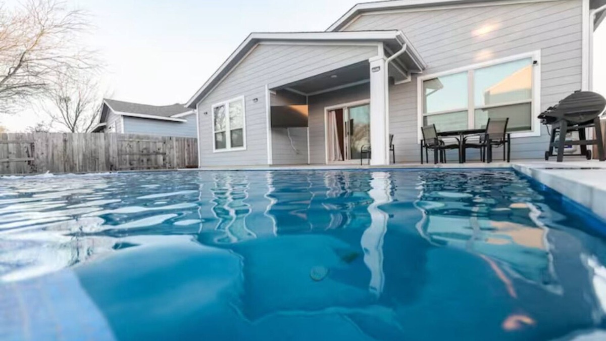 Austin House | 4BR/3BH Private Pool: 5M Airport & F1 & 2500 Sq.ft