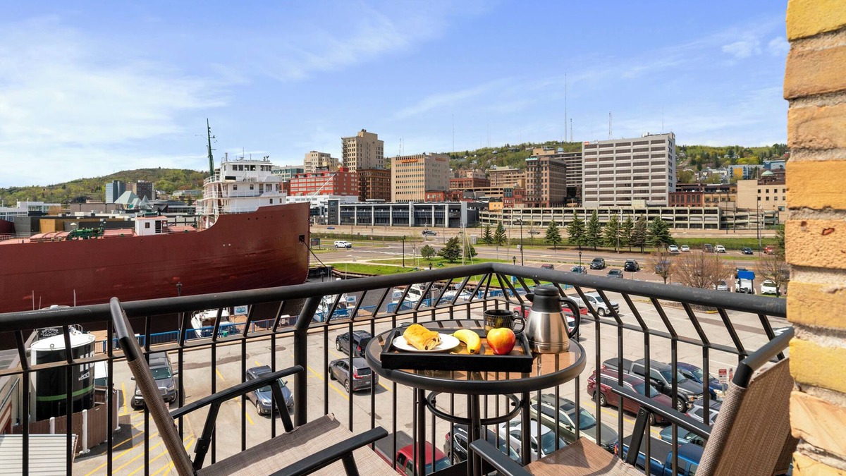 Central Hillside Condo | 4BR 4 BA Amazing Luxury Suite