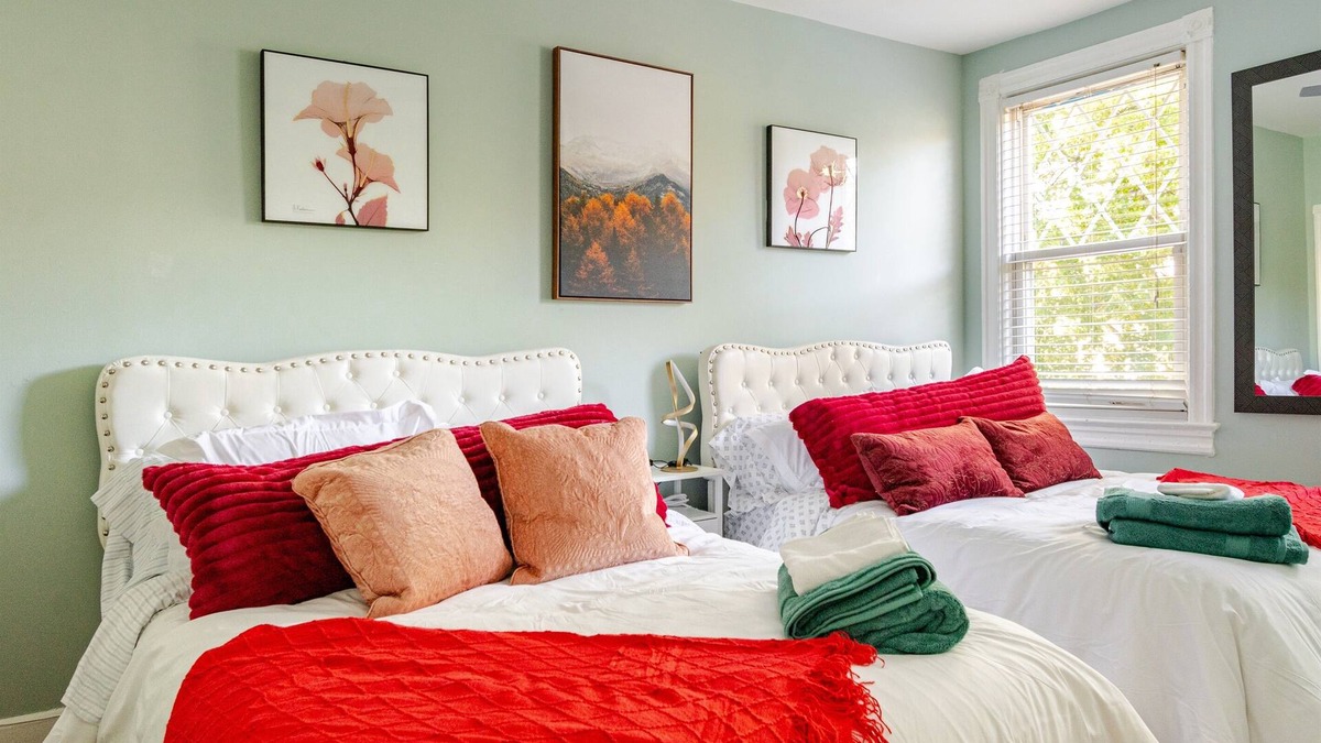 Near Northeast House | 4BR/4BA Beautiful and Large House in DC! 1 Mile from Capitol Hill!