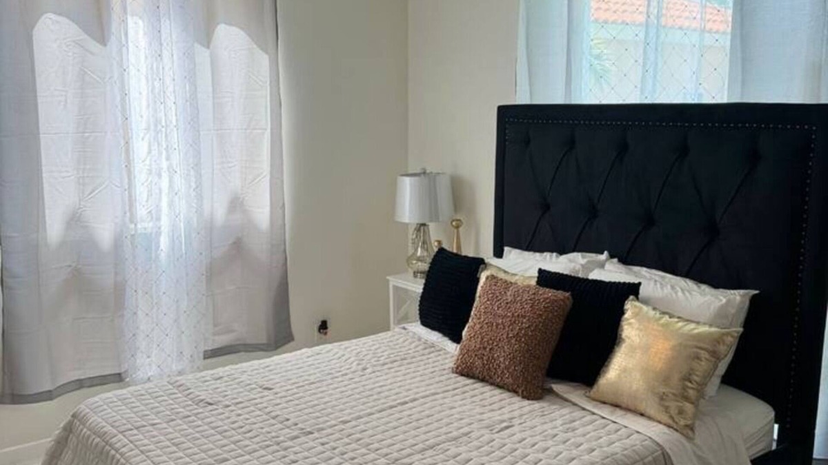 McAllen House | 4BR Architectural Delight/King Bed/Electric Fire