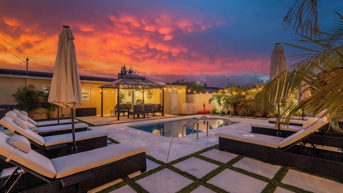 West Palm Beach Villa | 4BR Bio Hackers Retreat - Sauna - Cold Plunge - Hot Tub - Pool - Down Town 5mins