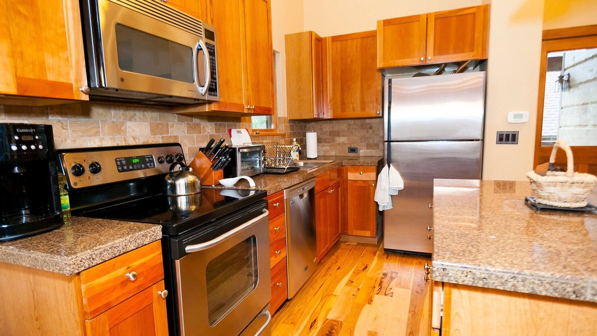 Rendezvous Cabin | 4BR cabin w private hot tub in Rendezvous, avail Dec. 24, 2023 - Jan 2, 2024