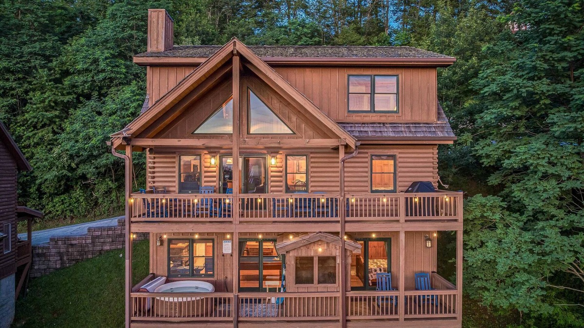 Wolf Laurel Cabin | ‼️4BR Cabin w/Ski Resort, Mtn Views & Hot Tub
