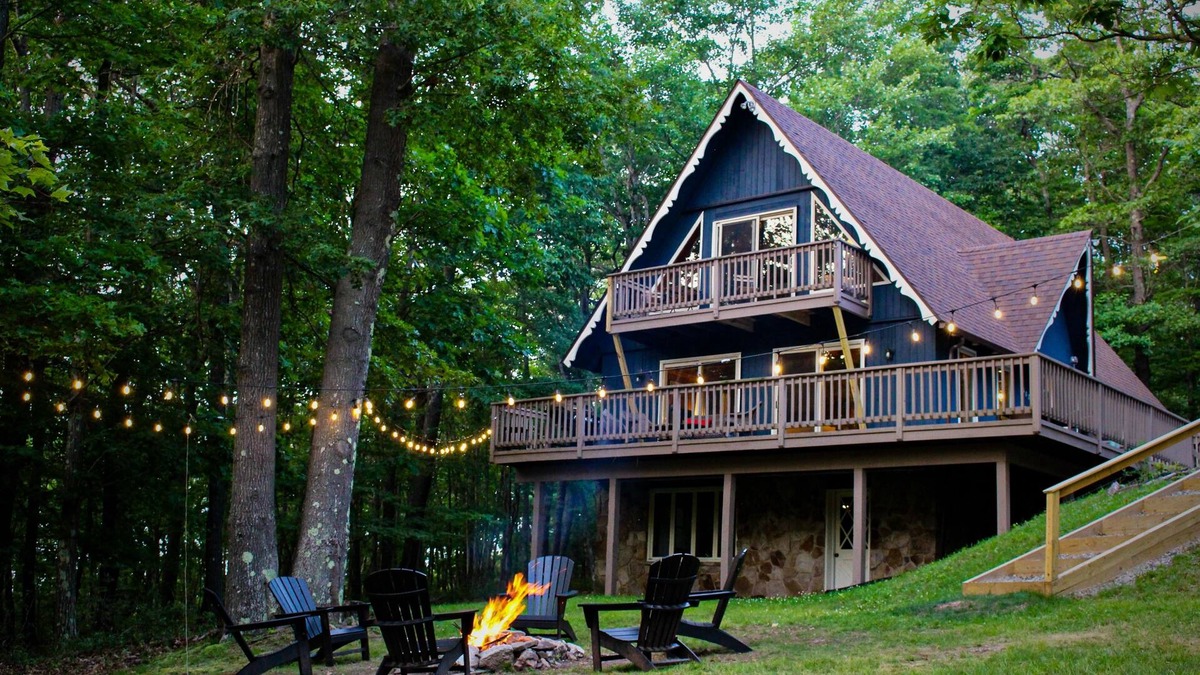 Swanton Ski Chalet | 4BR charming cabin with firepit and lake access