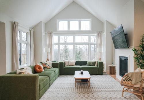 Lake of Bays House | 4BR Entire private modern cottage - Hilltop view