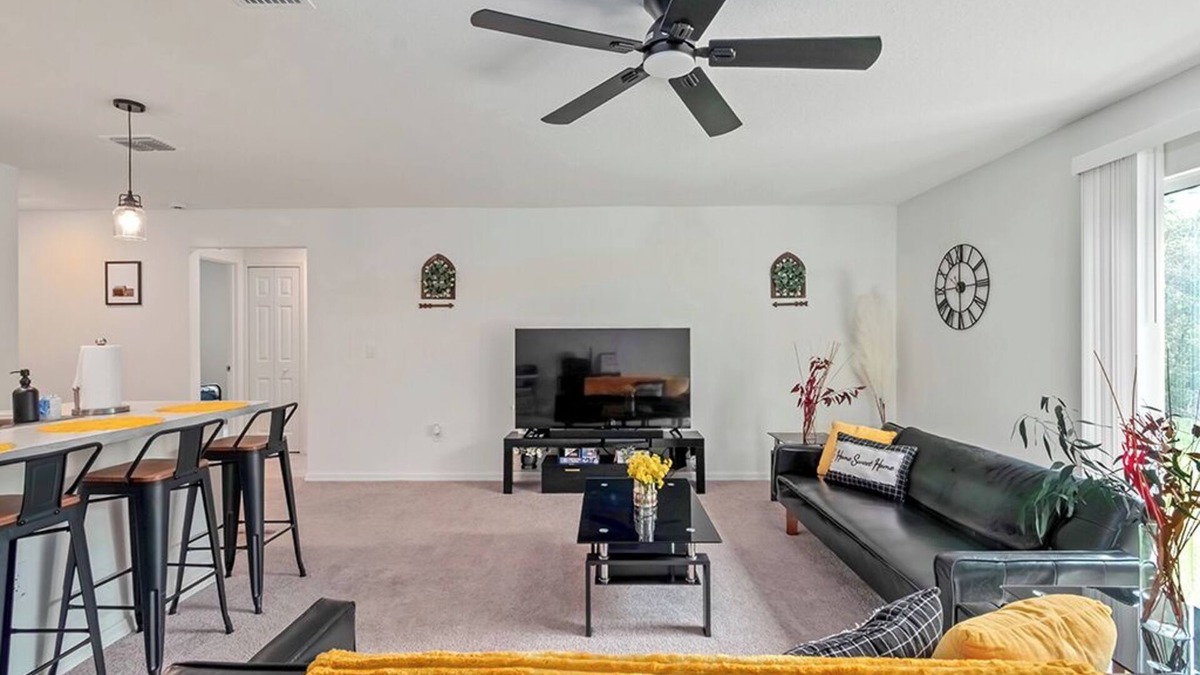 Ocala House | 4BR for Long Stays - Kitchen + Workspace + WiFi