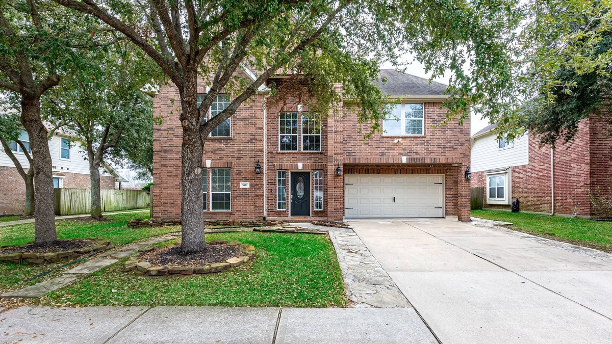 Klein House | 4BR Furnished Lakeside Welcomes 31+ Day Stays!
