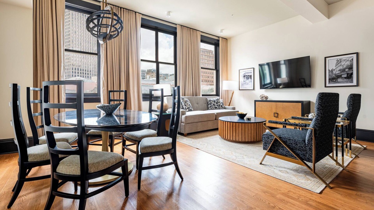 French Quarter Hotel | 4BR Group Space for 16 Near Bourbon St | The Mayfair