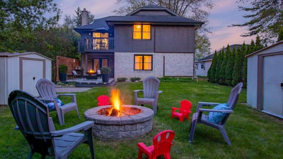 Alcona House | 4BR Home w/Hot Tub, Firepit Near Innisfil Beach