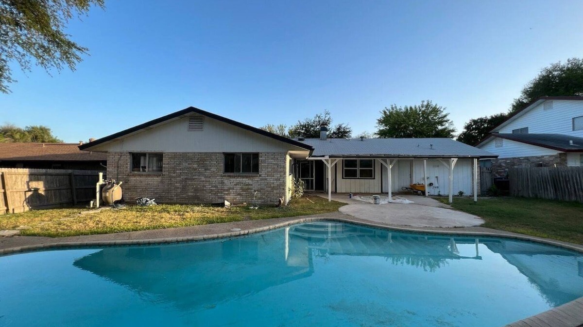 Universal City House | 4BR Home w/Pool Furnished Extended Stay near Randolph AFB Fast Wi-Fi W/D