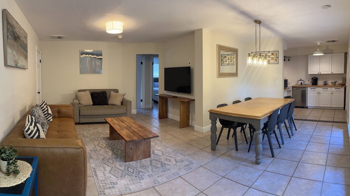 Sunset Park House | 4BR Home with backyard Fire Pit - Near Golf course & Edison Estate