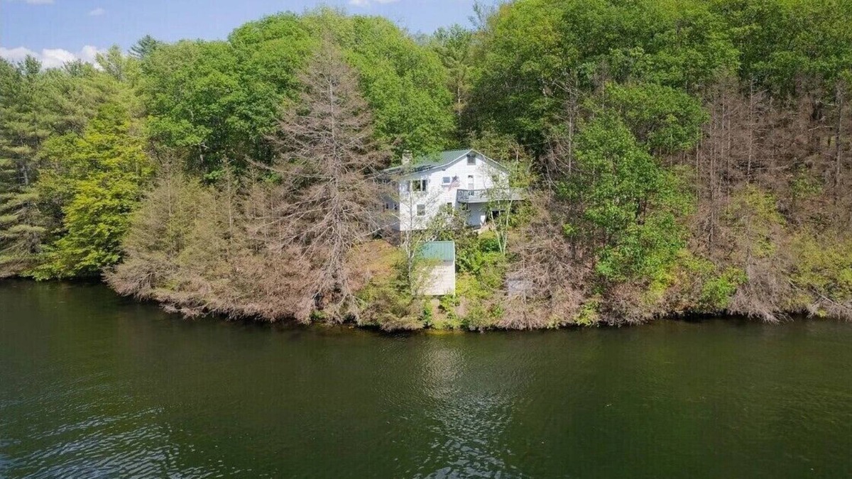 Hubbardton House | 4BR House on private Lake Hortonia, VT peninsula!