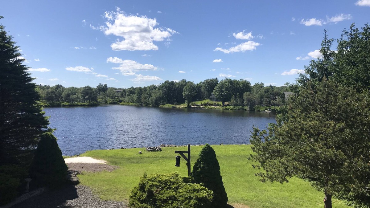 Long Pond House | 4BR Lakefront, Family friendly, Private Beach near Camelback Kalahari Golf Parks