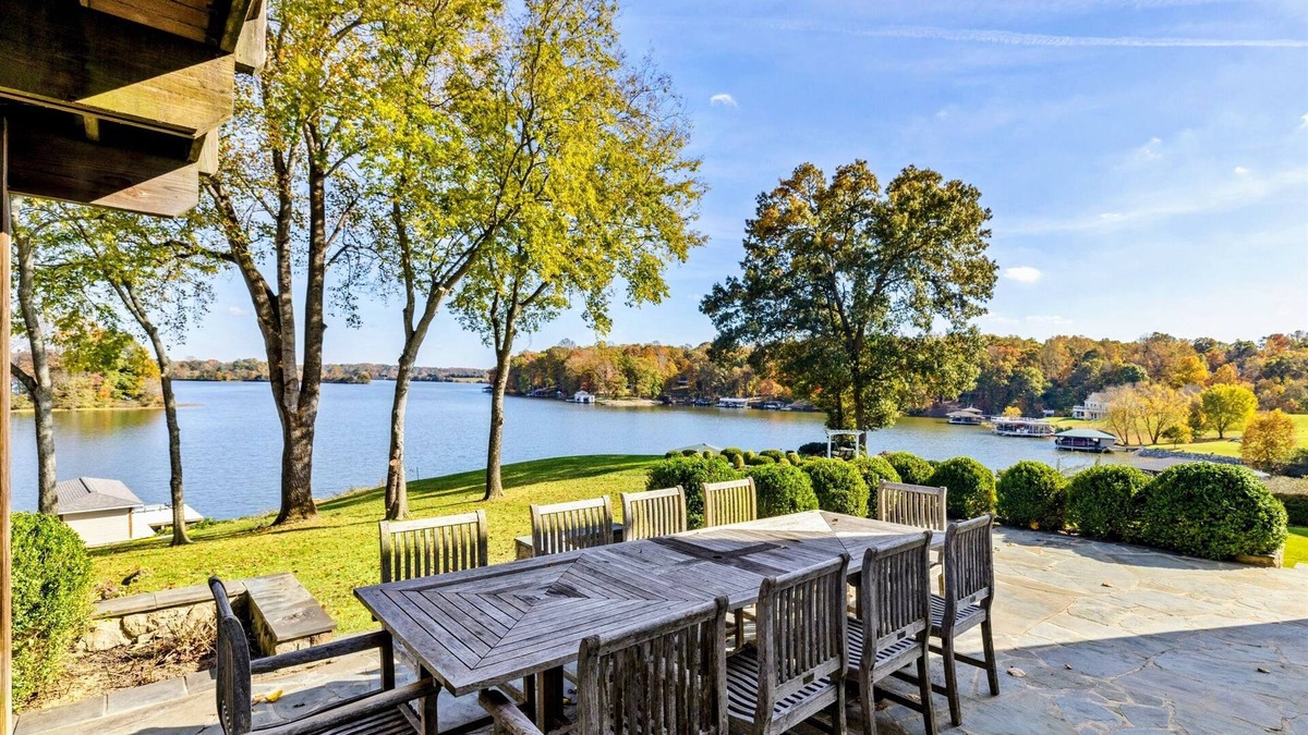 Livingston House | 4BR Lakefront Lake Anna - Views, Boat Dock, Games