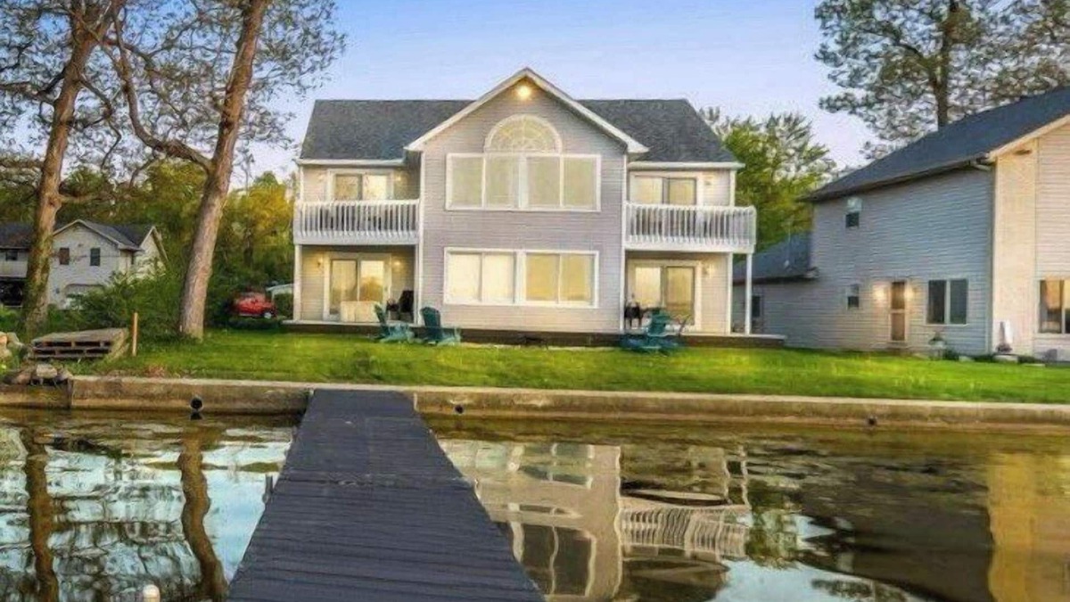 North Webster House | 4BR Lakefront · Pier · Game Room · Sleeps 16