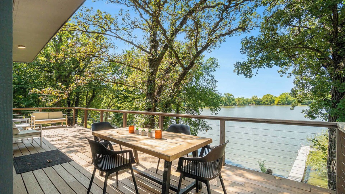 Jackson House | 4BR Lakeside Luxury | Hot Tub | Gameroom | Firepit