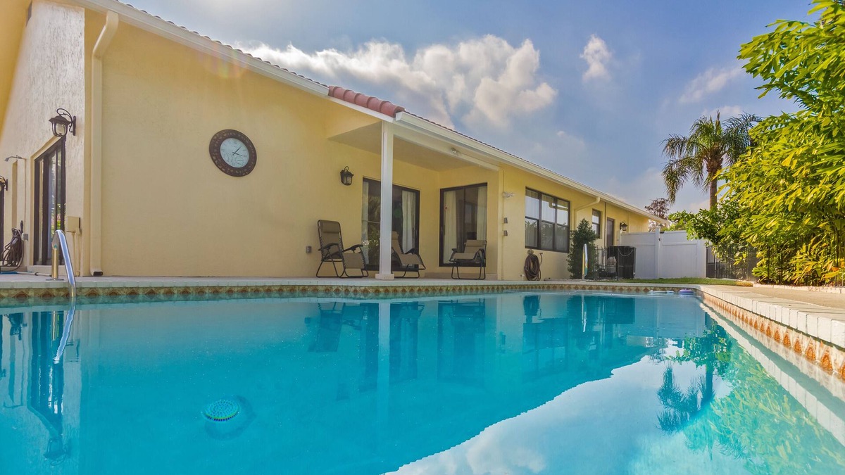 Boca Del Mar House | 4BR Large Exclusive heated Pool🏊🏻♀️near Restaurants🍽️ lake, Synagogues.