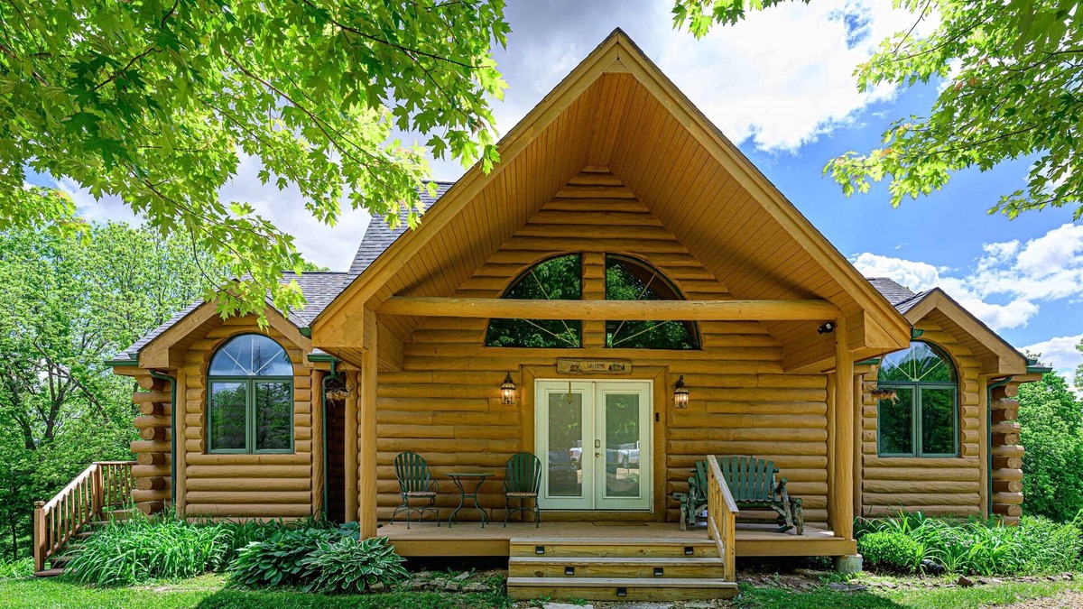Apple River Cabin | 4BR Log Cabin Getaway | Hot Tub, Games, Fire Pit