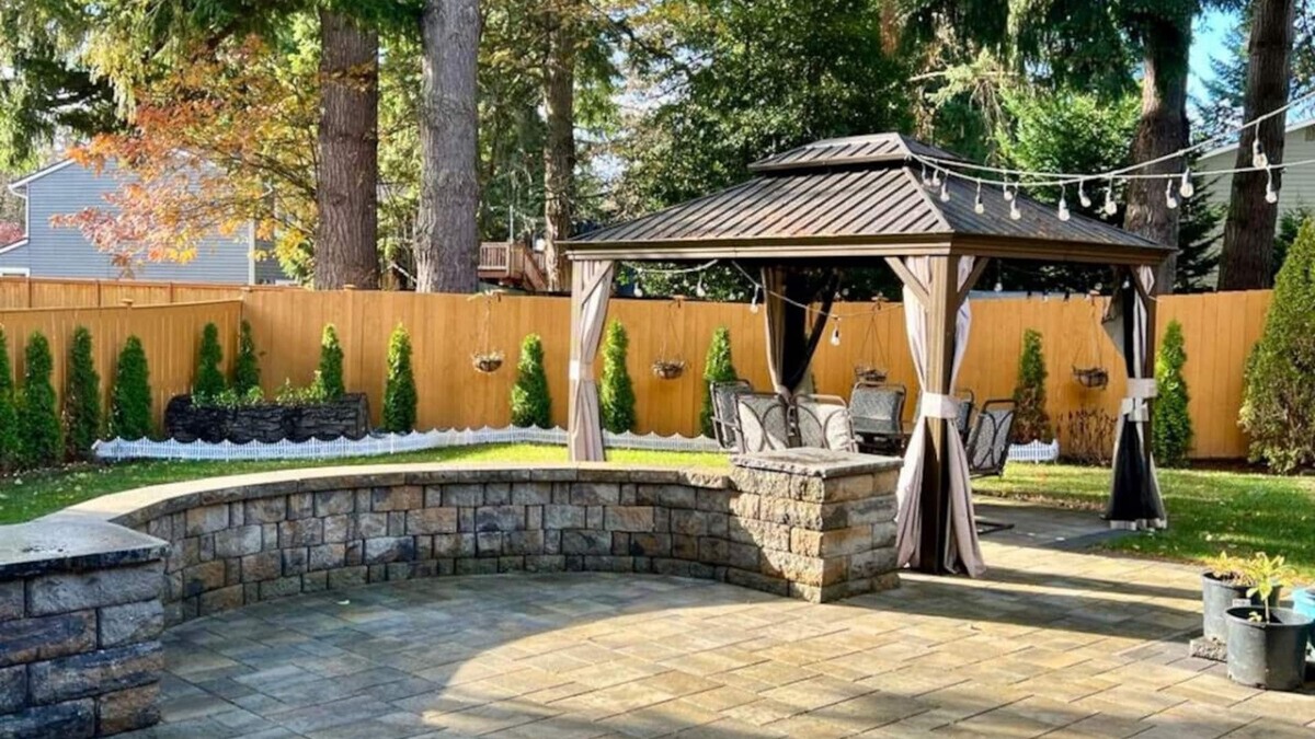 Kingsgate House | 4BR Luxurious Home, Backyard + Gazebo + Jacuzzi