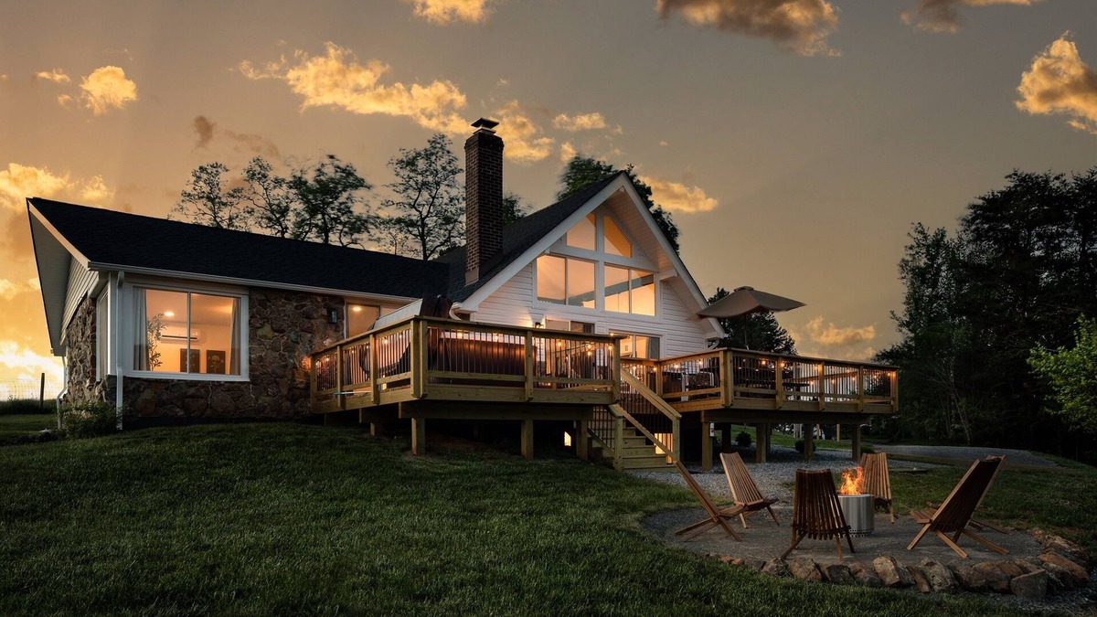 Luray Cottage | 4BR! Mountain View! Hot Tub! Fire Pit. Games. King beds. Sleep 8! Near SNP.