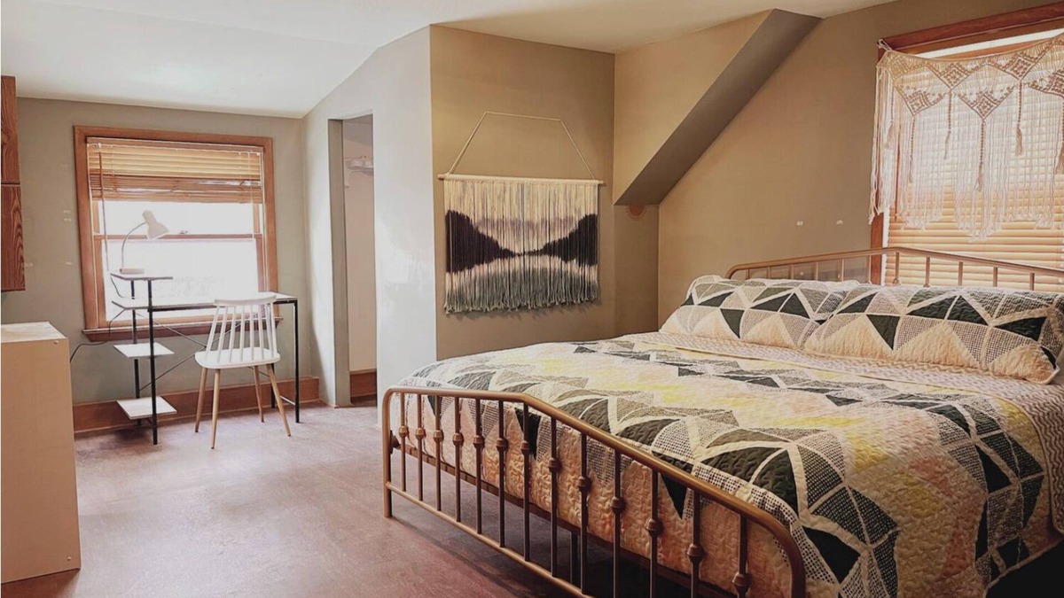 Cuyahoga Falls House | 4BR Near CVNP,Sleeps 10,Cuyahoga Falls,Pets Ok