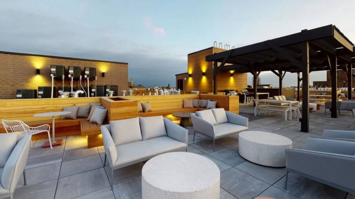 Pilsen Apartment | 4BR Near downtown w/Rooftop lounge