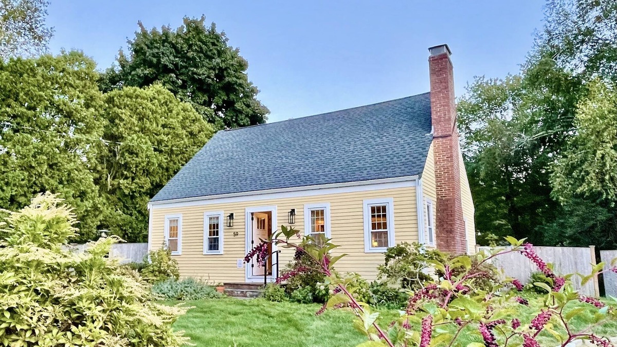 Newbury House | 4BR near Plum Island & Historic Newburyport, sleeps 8