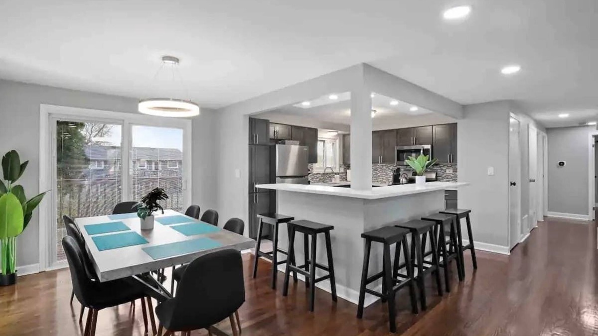 Fox Valley House | 4BR Near Woodfield Mall & Metra | LCP Collection