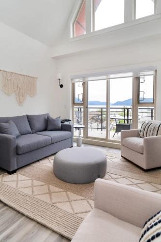 Harrison Hot Springs Apartment | 4BR Penthouse w Rooftop in the Heart of Harrison