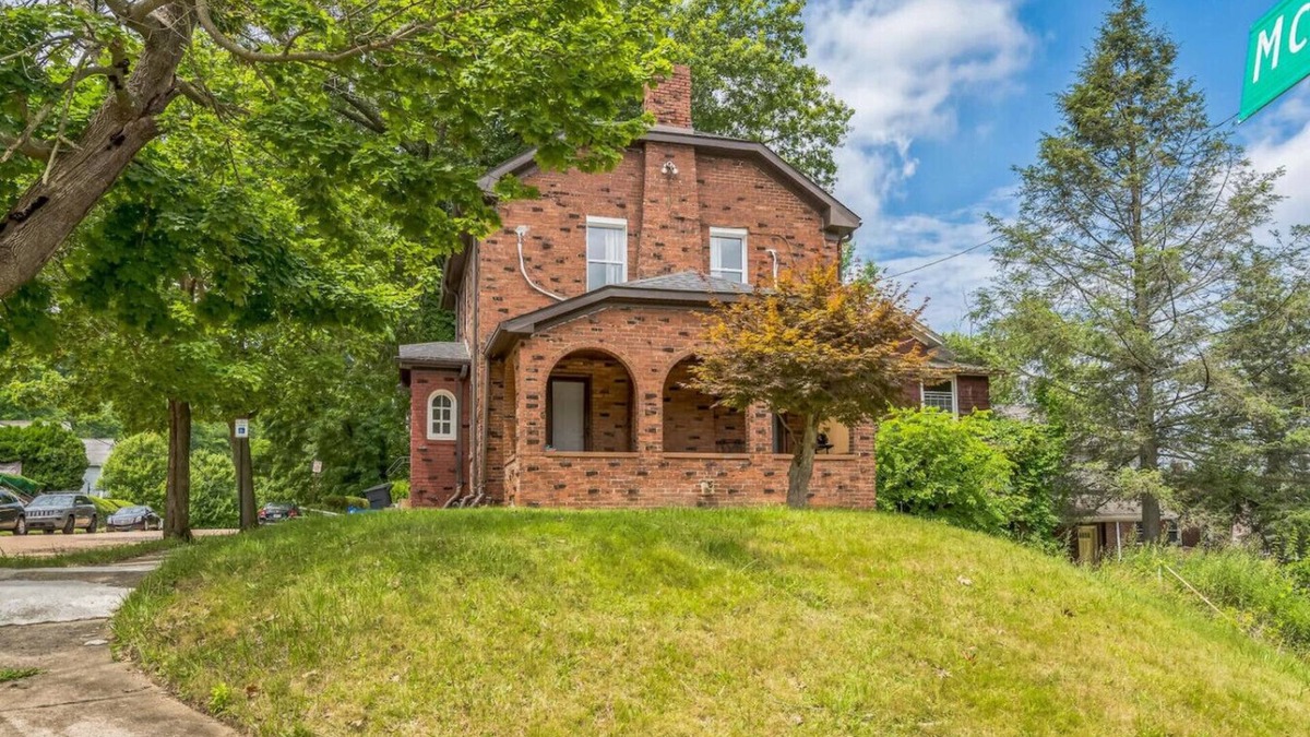 Wilkinsburg House | 4BR Pitt Suburbs Gem