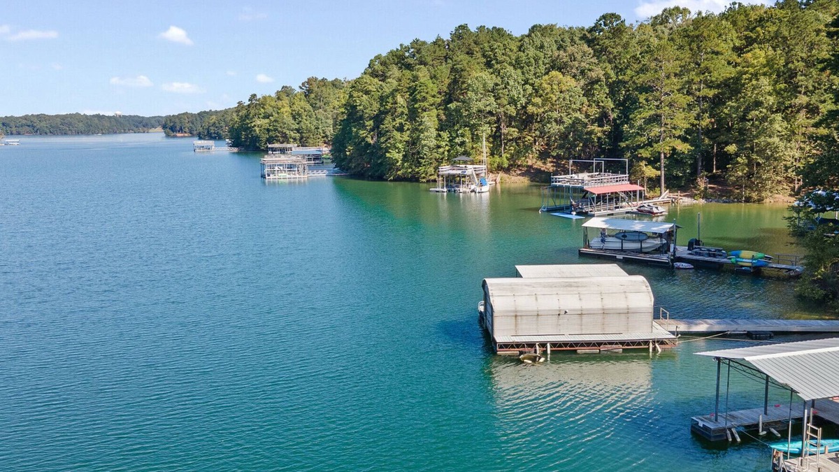 Buford House | 4br, private dock, pet friendly close to shopping and restaurants
