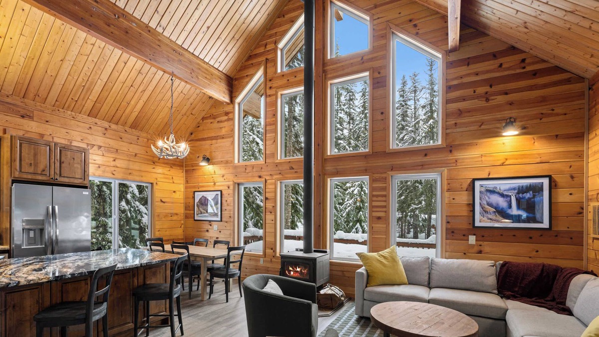 North Bend House | 4BR Retreat: 5-min to Ski, Snowboard, Snow Tubing