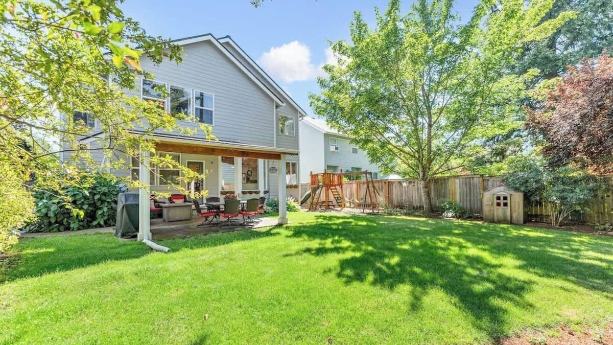 Vancouver House | 4BR Retreat | Patio, Playground, Firepit + BBQ