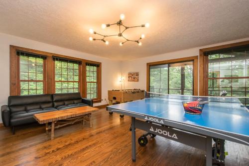 Hendersonville House | 4BR Retreat-Porch-Fireplace-Ping Pong