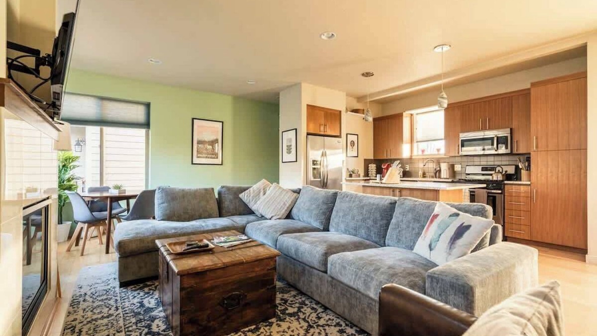 King House | 4BR Sleeps 10 Trendy Arts District Location