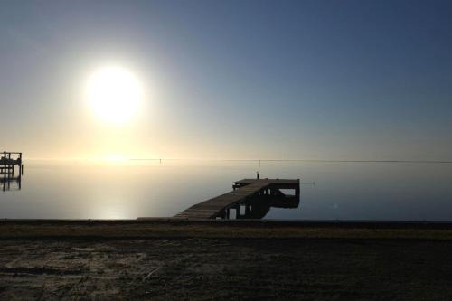 Davis House | 4BR Soundfront cottage Private Dock Fishing