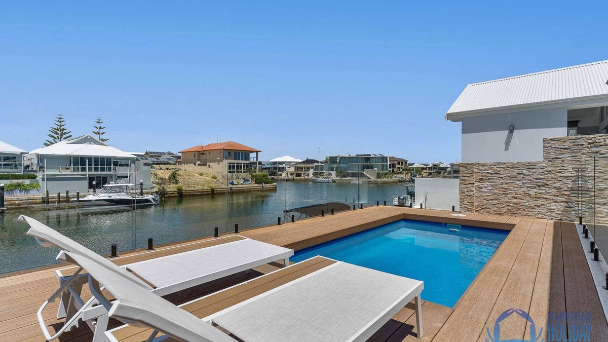 Wannanup House | 4BR Tranquil Luxury by the Canal in Wannanup
