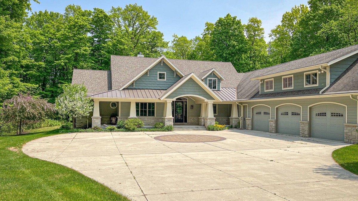 Plymouth House | 4BR Villa on 25 Acres – 10min to Road America Fire Pit & Chef’s Kitchen