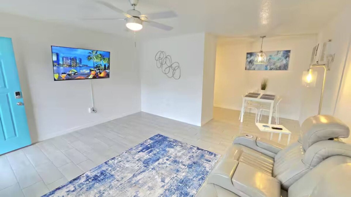 Bearss Plaza House | 4k TV's, Soft Mattress, Remodeled, Moffitt, USF