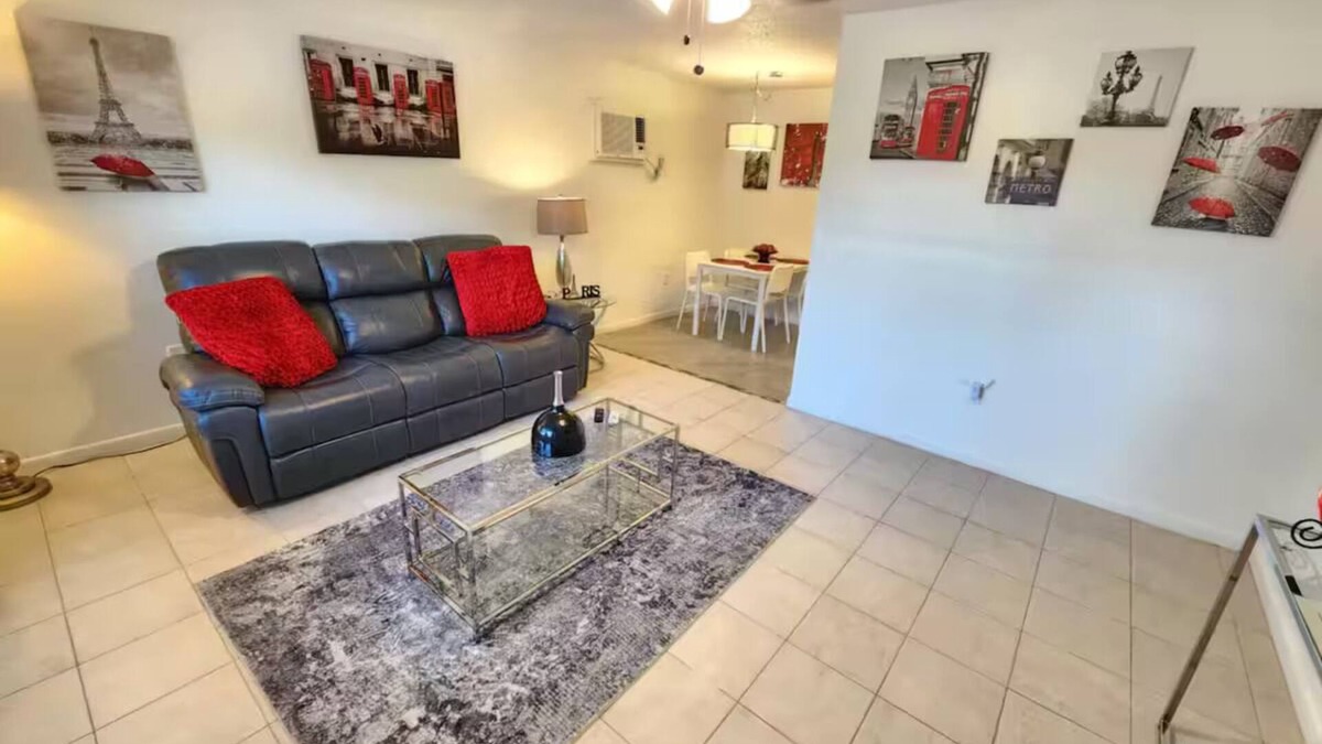 Bearss Plaza House | 4k TV's, Soft Mattress, Remodeled, Moffitt, USF