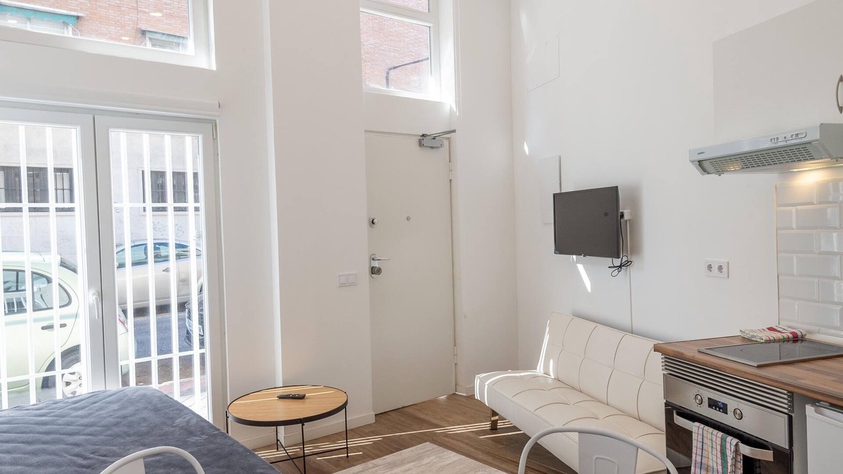 Vista Alegre House | 4km From Sol , 1 min Metro, Wifi, Washing Machine and Dryer