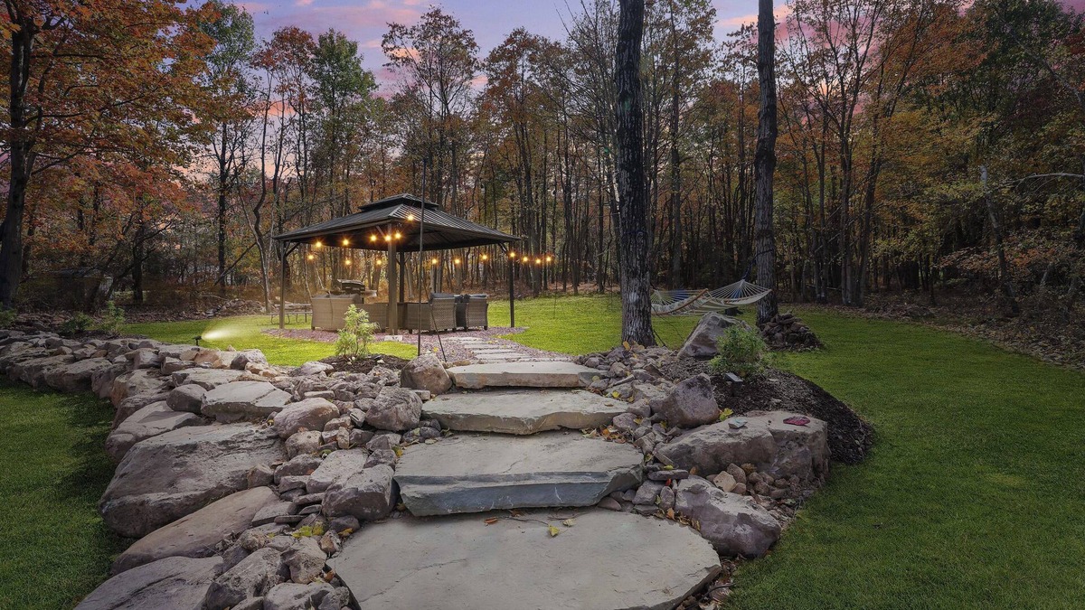 Long Pond Ski Chalet | 4min to Lake, 8min to Kalahari, Firepit, Fire table, Gas Grill, Gazebo & 300Mbps