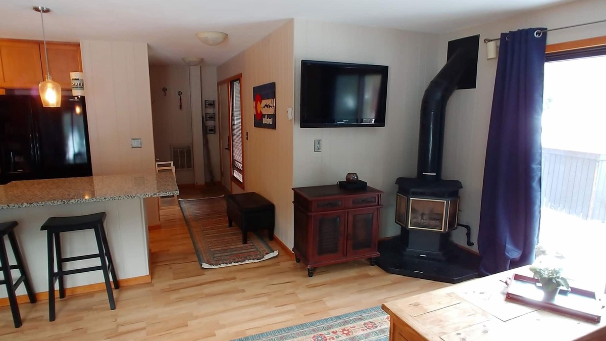 Mountain House Condo | 4Min WALK to Lift! Near Both Bases, Fireplace, Deck, Indoor Pool, Outdoor HotTub