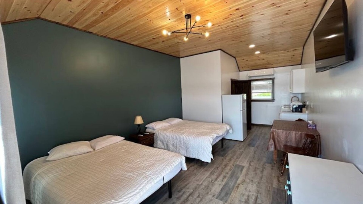 Eagle Bay Hotel | 4th Lake Front Beachside Motel room at Eagle Bay Village