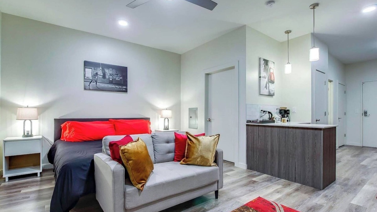 Downtown Louisville Apartment | 4th Street Suites - Ali King Bed Suite