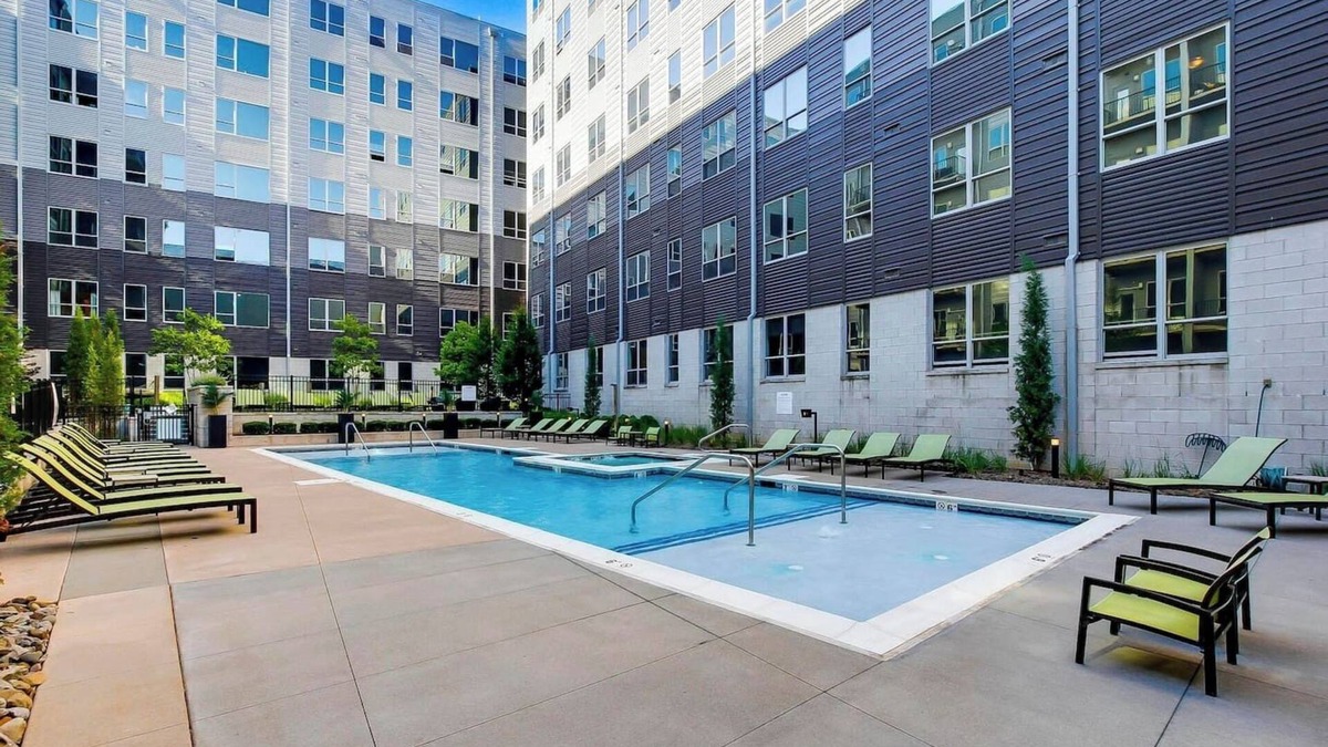 Downtown Louisville Apartment | 4th Street Suites - Extravagant King Bed Suite