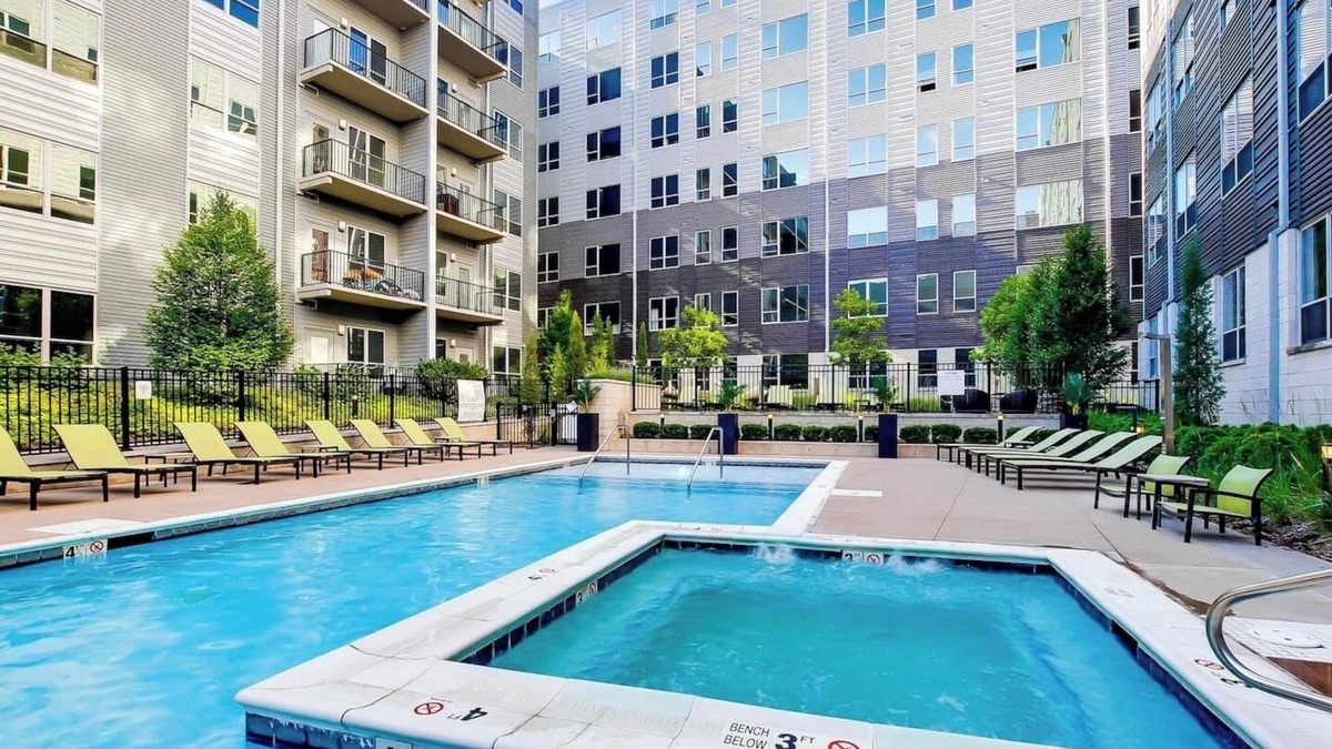 Downtown Louisville Apartment | 4th Street Suites - Luxury King Bed Suite